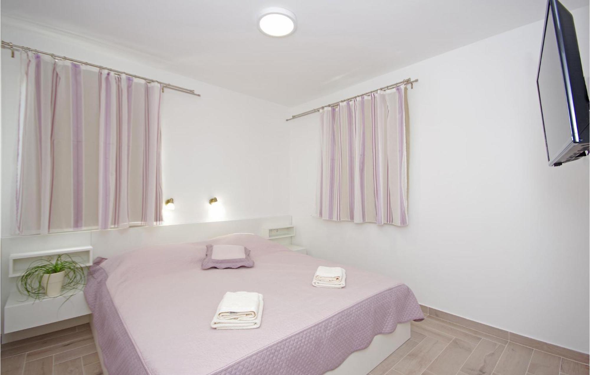 Awesome Home In Drvenik With Wifi Luaran gambar